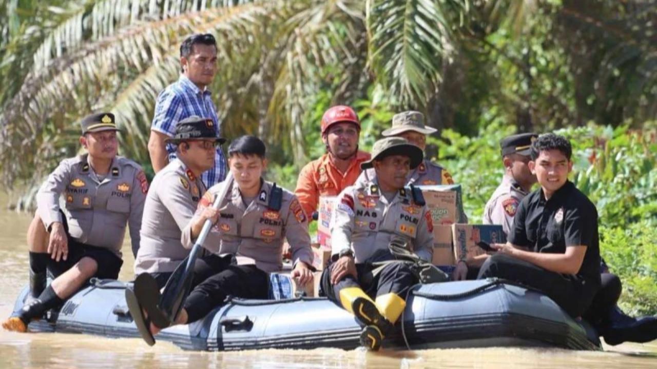 VIDEO: Diperintah Prabowo, Gerak Cepat Kapolri Terjunkan Personel & Helikopter Tangani Banjir Sumut