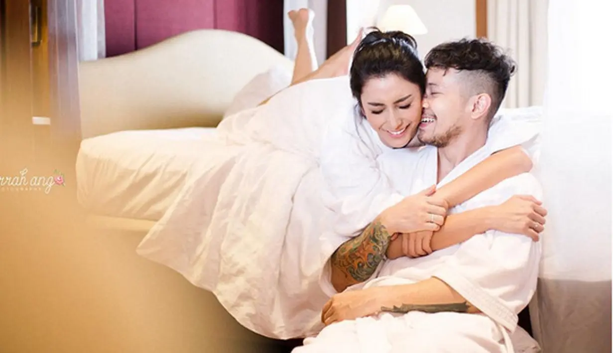 Pasangan suami istri Tyas Mirasih dan Raiden Soedjono sedang menikmati bulan madu. Pasangan yang membina rumah tangga sejak 8 Juli 2017 membagikan kebahagiaannya melalui di instagram. (Instagram/tyasmirasih)