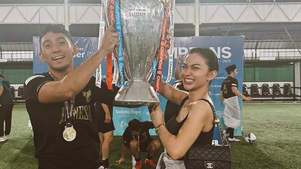 Potret Cantik Ariel Tatum dan Daffa Wardhana Angka Piala Kemenangan Tanding Bola: Congratulations champpp!