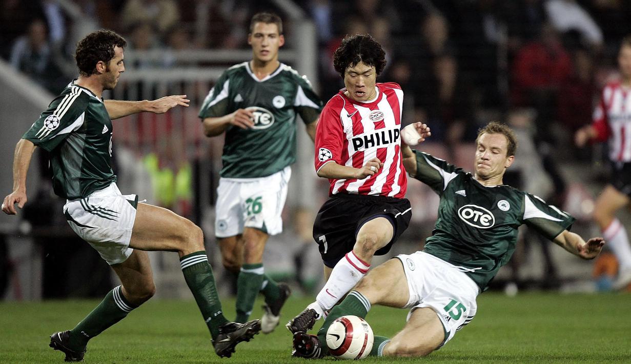 Park Ji-sung yang telah pensiun pada Juli 2014 bersama Queen's Park Rangers dan sempat bersinar bersama Manchester United menjadi pemain asal Korea Selatan kedua yang pernah dinominasikan menjadi penerima penghargaan Ballon d'Or. Meski juga menjadi bagian skuat Korea Selatan pada Piala Dunia 2002, ia baru dinominasikan pada edisi 2005 berkat penampilan apiknya bersama PSV Eindhoven pada musim 2004/2005 yang sukses meraih gelar juara Eredivisie dan Piala KNVB. (AFP/ANP/Robert Vos)