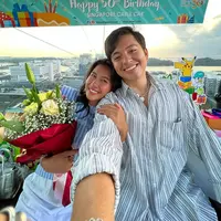 Terlihat keduanya tampil serasi dengan outfit couple yang stylish. Keduanya kompak kenakan baju stripe. [@sheninacinnamon]