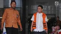 Gubernur Aceh nonaktif Irwandi Yusuf (kanan) usai menjalani pemeriksaan oleh penyidik di Gedung KPK, Jakarta, Jumat (26/10). Irwandi Yusuf diperiksa sebagai tersangka terkait dugaan suap gratifikasi sebesar Rp 32 miliar. (Merdeka.com/Dwi Narwoko)