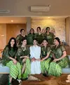 Bridesmaid Mikha Tambayong dalam busana etnik modern terinspirasi dari baju bodo. [@taskyanamya]