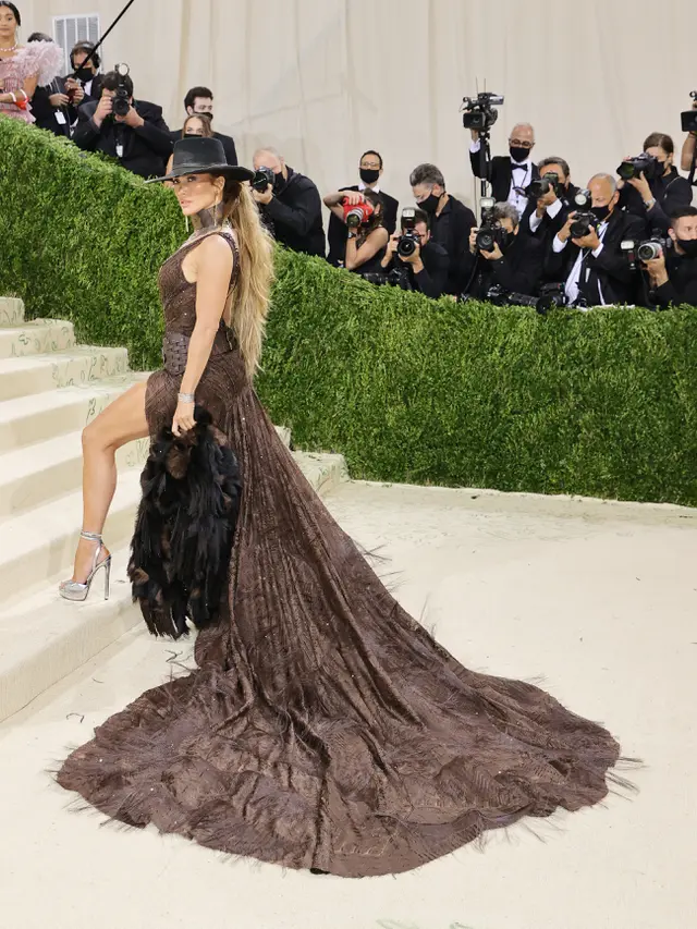 8 Gaya Memukau Pesohor Dunia di Met Gala 2021