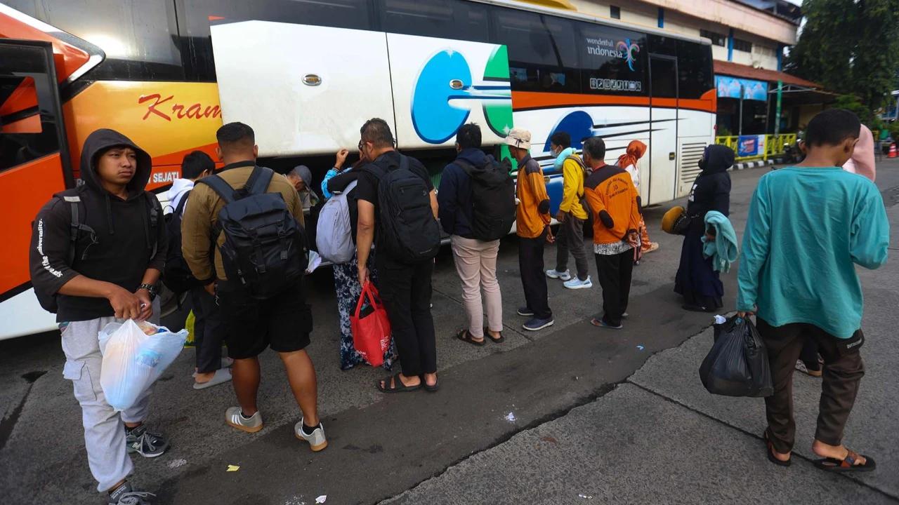FOTO: Lonjakan Arus Balik Pemudik  di Terminal Kampung Rambutan