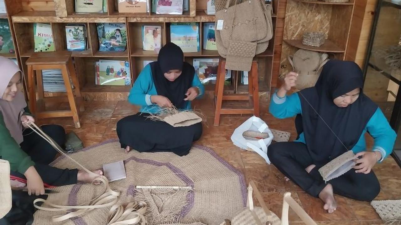Dari Sampah Jadi Rupiah: Kerajinan Limbah Kertas Tegal Maja Bidik Pasar Ekspor, Pernah Diborong Pembeli Belanda!