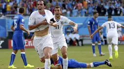 Pemain belakang Uruguay, Diego Godin (depan) berlari merayakan golnya ke gawang Italia di laga penutup penyisihan Piala Dunia Grup D di Stadion das Dunas, Natal, Brasil, (24/6/2014). (REUTERS/Toru Hanai)