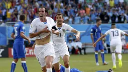 Pemain belakang Uruguay, Diego Godin (depan) berlari merayakan golnya ke gawang Italia di laga penutup penyisihan Piala Dunia Grup D di Stadion das Dunas, Natal, Brasil, (24/6/2014). (REUTERS/Toru Hanai)