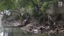 Sampah terlihat di bantaran Sungai Ciliwung, Jakarta, Jumat (7/9). Dinas LH DKI Jakarta mengungkapkan bahwa 61% aliran sungai di Jakarta mengalami pencemaran berat yang berasal dari limbah domestik dan indsutri. (Liputan6.com/Immanuel Antonius)
