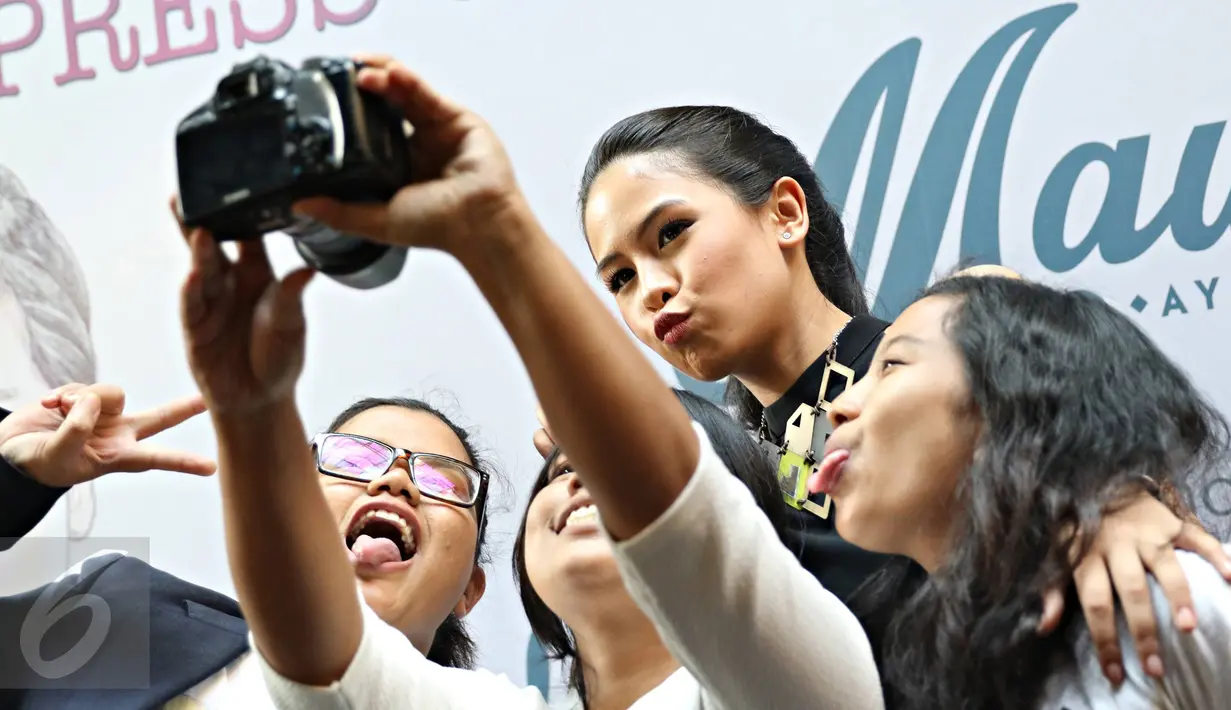 Aktris dan juga penyanyi Maudy Ayunda berfoto bersama fans saat acara rilis single terbarunya berjudul 'Jakarta Ramai’ di Jakarta, Jumat (8/1). Lagu ini juga terisnpirasi dari rutinitas kemacetan di Jakarta. (Liputan6.com/Immanuel Antonius) 