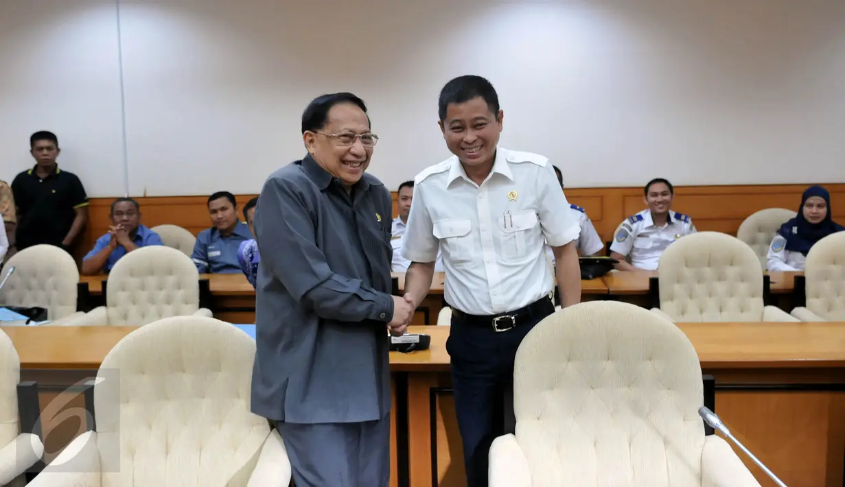 Menhub Ignasius Jonan (kanan) dan mantan Menhub EE Mangindaan saat bertemu di ruang rapat Pansus Pelindo II DPR, Jakarta, Rabu (2/12/2015). Keduanya dimintai keterangan terkait dugaan korupsi pengadaan mobile crane oleh RJ Lino. (Liputan6.com/Johan Tallo)
