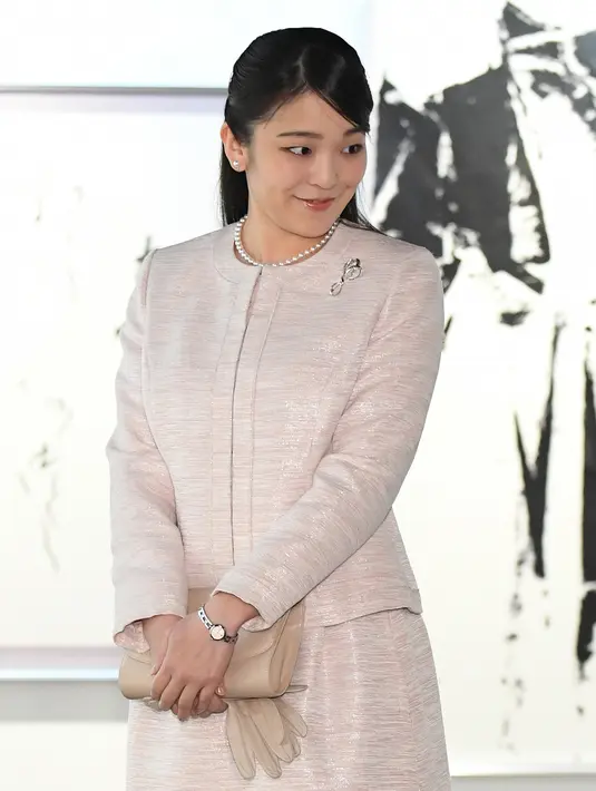 Putri sulung Pangeran Akishino, Putri Mako saat menghadiri pameran kaligrafi di  Tokyo, Jepang (9/2). Jika Putri Mako jadi menikah dengan Kei Komuro, itu berarti ia akan melepas gelar kebangsawanannya. (AFP Photo/Pool/Toru Yamanaka)