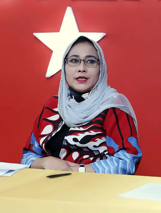 "Kalau job nyanyi memang tidak sesering dulu, bisa sebulan beberapa kali lah. Tawaran banyak, tapi memang saya yang batasi," ucap penyanyi 55 tahun itu. (Nurwahyunan/Bintang.com)