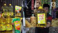Pedagang menunjukkan minyak goreng di sebuah pasar di Kota Tangerang, Banten, Selasa (9/11/2011). Bank Indonesia mengatakan penyumbang utama inflasi November 2021 sampai minggu pertama bulan ini yaitu komoditas minyak goreng yang naik 0,04 persen mom. (Liputan6.com/Angga Yuniar)