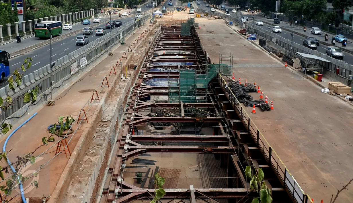 Sejumlah alat berat terparkir di dekat pembangunan proyek pengerjaan MRT di Jalan Sudirman-Thamrin, Jakarta, Rabu (22/7/2015). Pembangunan proyek masih berhenti sementara hingga sepekan setelah Lebaran. (Liputan6.com/Johan Tallo)