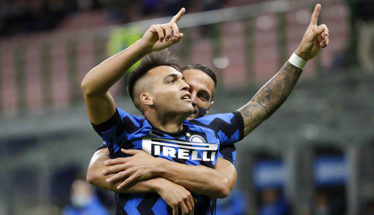 Striker Inter Milan, Lautaro Martinez, melakukan selebrasi usai mencetak gol ke gawang Fiorentina pada laga Seria A di Stadion Giuseppe Meazza, Minggu (27/9/2020). Inter Milan menang dengan skor 4-3. (AP/Luca Bruno)
