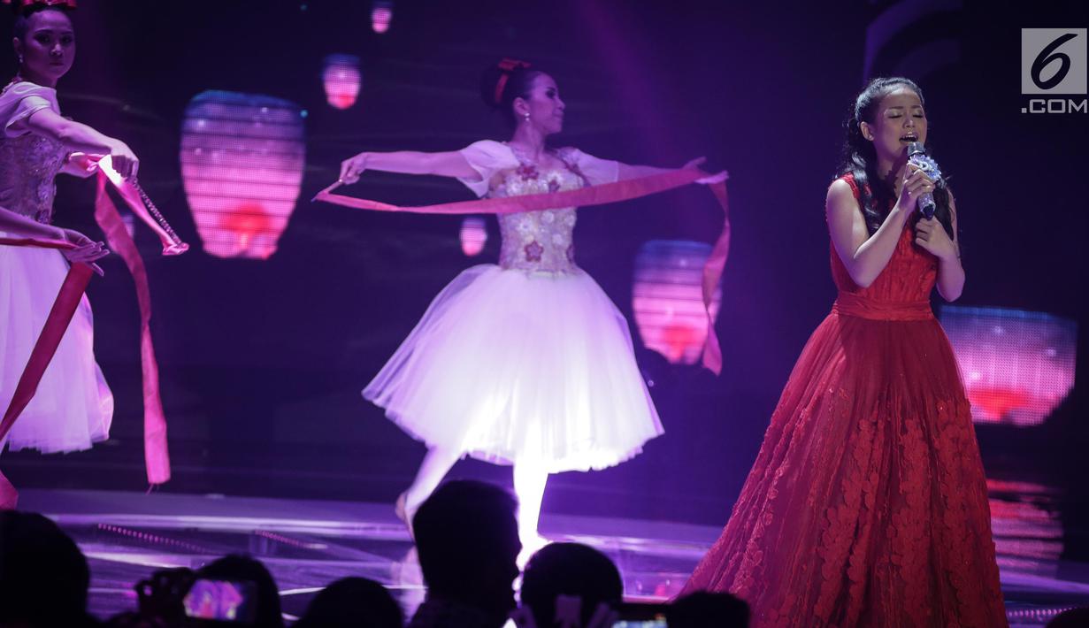 Aksi Putri asal Balikpapan dalam grand final Dangdut Academy 4 atau D'Academy 4 di Studio 5 Indosiar, Jakarta, Jumat (19/5). (Liputan6.com/Faizal Fanani)
