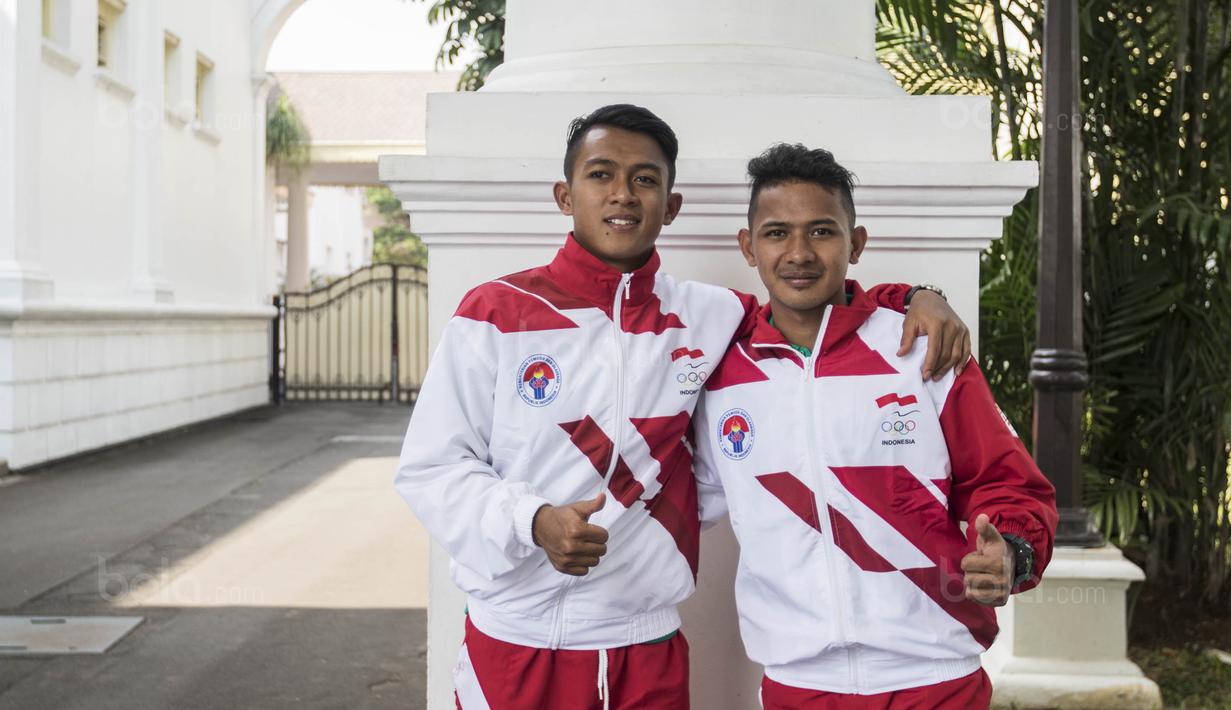 Pemain Timnas Indonesia U-22, Febri Hariyadi dan Gian Zola, menghadiri pelepasan kontingen di Istana Negara, Jakarta, Senin (7/8/2017). Para atlet Indonesia akan mengikuti SEA Games 2017 Malaysia pada 19-30 Agustus. (Bola.com/Vitalis Yogi Trisna)