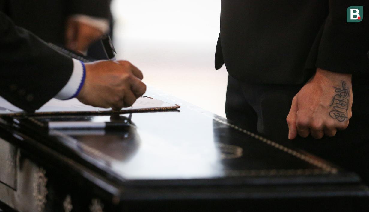 <p>Pemain Naturalisasi Timnas Indonesia, Shayne Pattynama menandatangani Surat Keputusan Presiden Republik Indonesia Tentang Pemberian Kewarganegaraan Republik Indonesia saat Pengambilan Sumpah Janji Setia Pewarganegaraan Republik Indonesia yang berlangsung di Kantor Wilayah Kementetian Hukum dan HAM DKI Jakarta, Selasa (24/01/2023). (Bola.com/Bagaskara Lazuardi)</p>