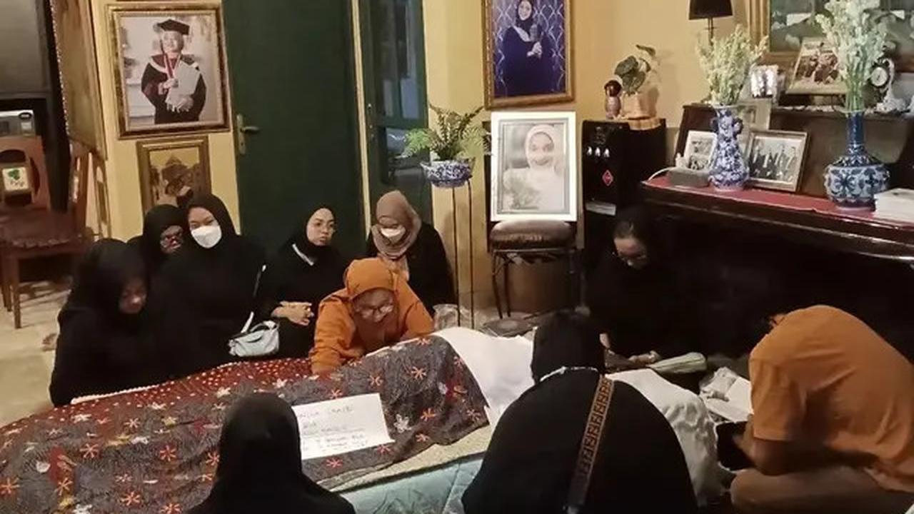6 Potret Bella dan Chiki Fawzi Dampingi Marissa Haque di Momen Terakhirnya