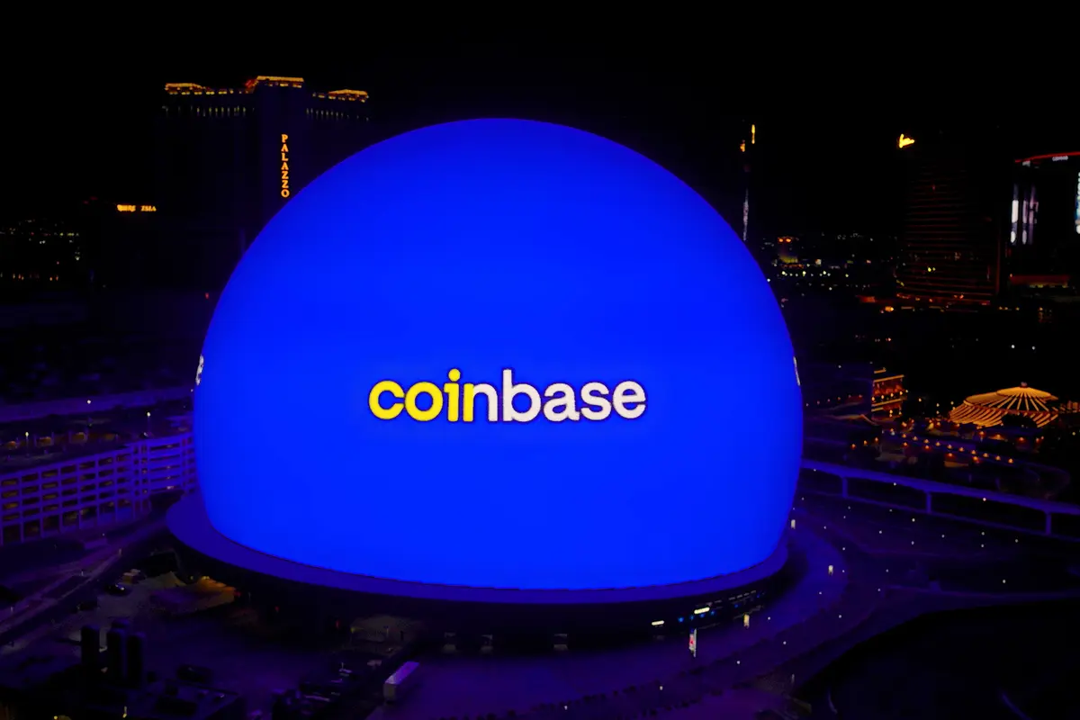 Kampanye "Everybody Coinbase" ditayangkan di Exosphere milik Sphere pada tanggal 8 Februari 2026. (AP)