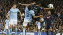 Bek Manchester City, Kyle Walker, berebut bola dengan bek Napoli, Raul Albiol, pada laga Liga Champions di Stadion Etihad, Selasa (17/10/2017). Manchester City menang 2-1 atas Napoli. (AP/Dave Thompson)