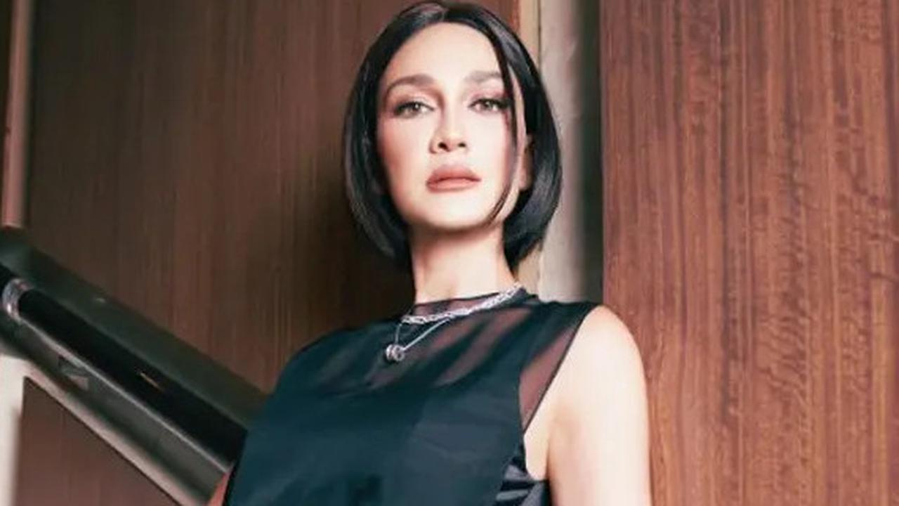 Tampil Segar dan Stylish, Luna Maya Makin Menawan dengan Rambut Bob Pendek