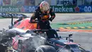 Steward atau pengawas balapan menilai bahwa insiden tersebut disebabkan oleh Verstappen. Mereka menganggap Verstappen berusaha melakukan overtake walaupun tak punya ruang dan manuvernya dianggap telat. (Foto: AFP/Andrej Isakovic)