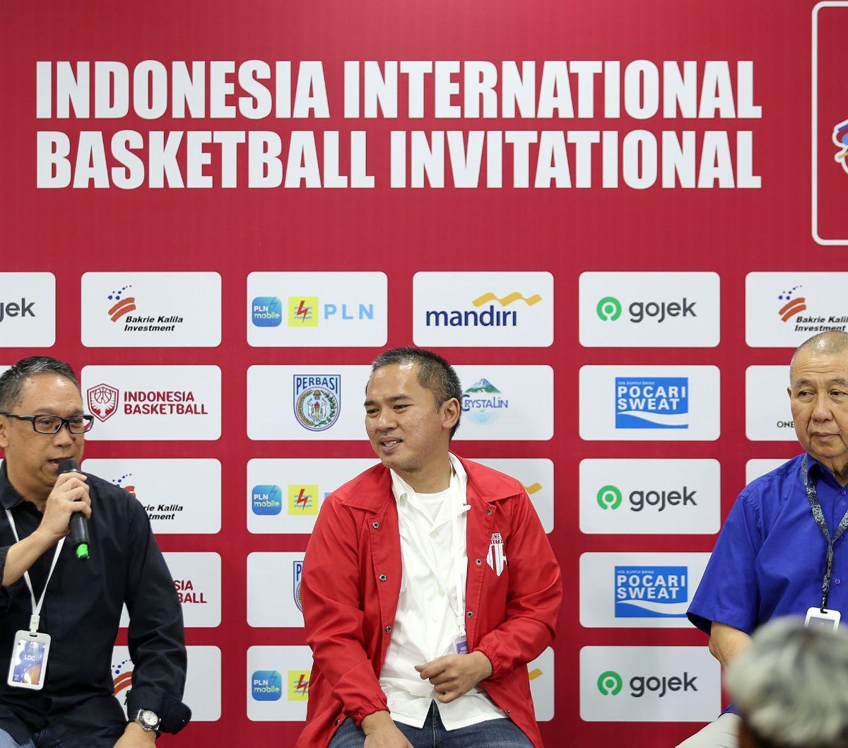 Ketua Umum PP Perbasi, Danny Kosasih (baju biru), Ketua Badan Tim Nasional, Syailendra S. Bakrie (baju merah), Head Marketing LOC, Stephen Walangitang (baju hitam) memberikan keterangan saat konferensi pers di Indonesia Arena, Senayan, Jakarta, Kamis (27/