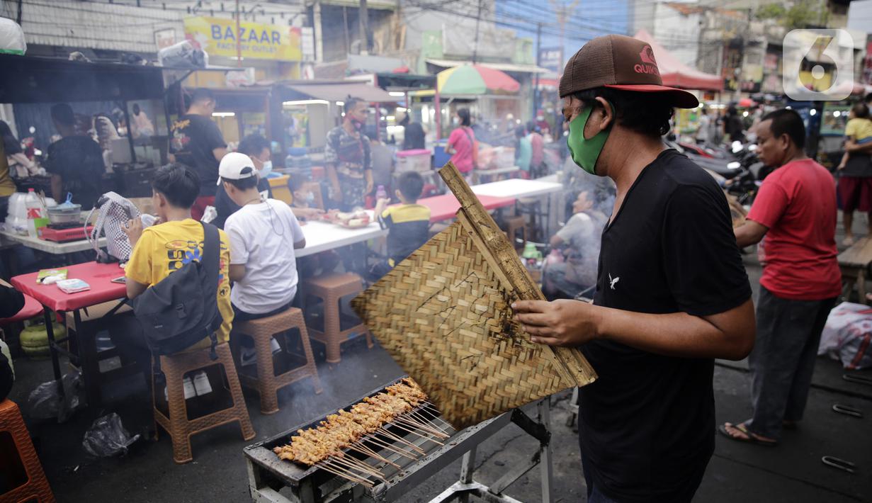 Sejumlah pedagang kaki lima (PKL) berjualan di kawasan Pasar Lama Tangerang, Banten, Sabtu (18/9/2021). Menko Perekonomian Airlangga Hartarto mengatakan Presiden Joko Widodo akan meluncurkan program Bantuan Langsung Tunai (BLT) untuk 1,2 juta PKL dan pemilik warteg. (Liputan6.com/Angga Yuniar)