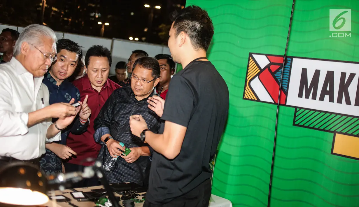 Menteri Perdagangan Enggartiasto Lukito, CEO Tokopedia William Tanuwijaya dan Kepala Bekraf, Triawan Munaf serta Menkominfo Rudiantara meninjau booth acara MakerFest 2018 di Gelora Bung Karno, Senayan, Jakarta, Minggu (16/12). (Liputan6.com/Faizal Fanani)