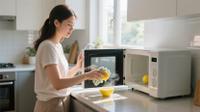 Ilustrasi membersihkan microwave pakai lemon. ©Foto: QwenAI