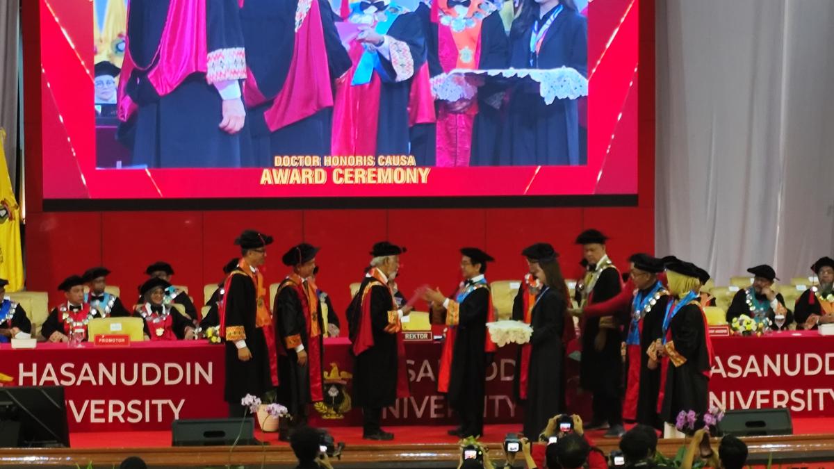 PM Timor Leste Kay Rala Xanana Gusmao mendapatkan gelar Honoris Causa dari Universitas Hasanuddin di Baruga Andi Pettarani, Sabtu (5/9). (merdeka.com/Fajar Ihwan).