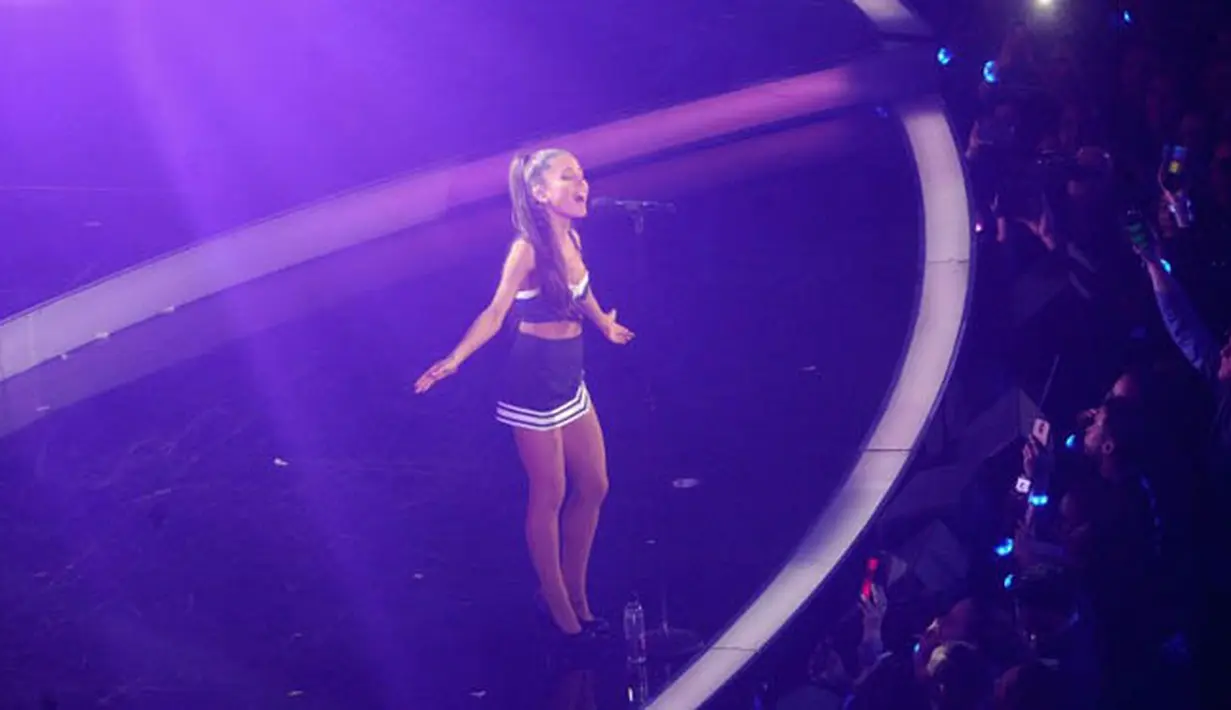 Aksi Ariana Grande saat tampil menghibur di acara NBA All-Star Game di Madison Square Garden, New York, Minggu (15/2). (Elsa/Getty Images/AFP)