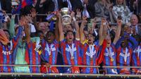 Para pemain Crystal Palace merayakan gelar juara setelah mengalahkan Manchester City dalam laga final Piala FA yang berlangsung di Stadion Wembley, London, Inggris, Sabtu (17/05/2025). (AP Photo/Kirsty Wigglesworth)