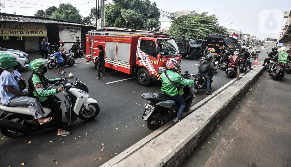 Pengendara motor tertahan oleh kendaraan taktis TNI dan Polri saat penyekatan PPKM Darurat di kawasan Lampiri, Kalimalang, Jakarta, Senin (5/7/2021). Petugas gabungan mengerahkan kendaraan taktis milik TNI dan Polri untuk menutup Jalan Raya Kalimalang. (merdeka.com/Iqbal S. Nugroho)