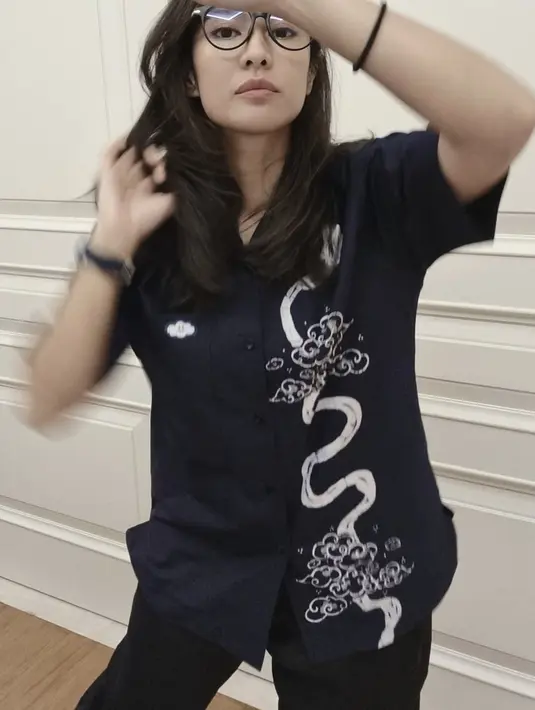 Dengan gaya boyish lainnya, kemeja dengan aksen corak batik menghadirkan tampilan yang casual pada Dian Sastro.