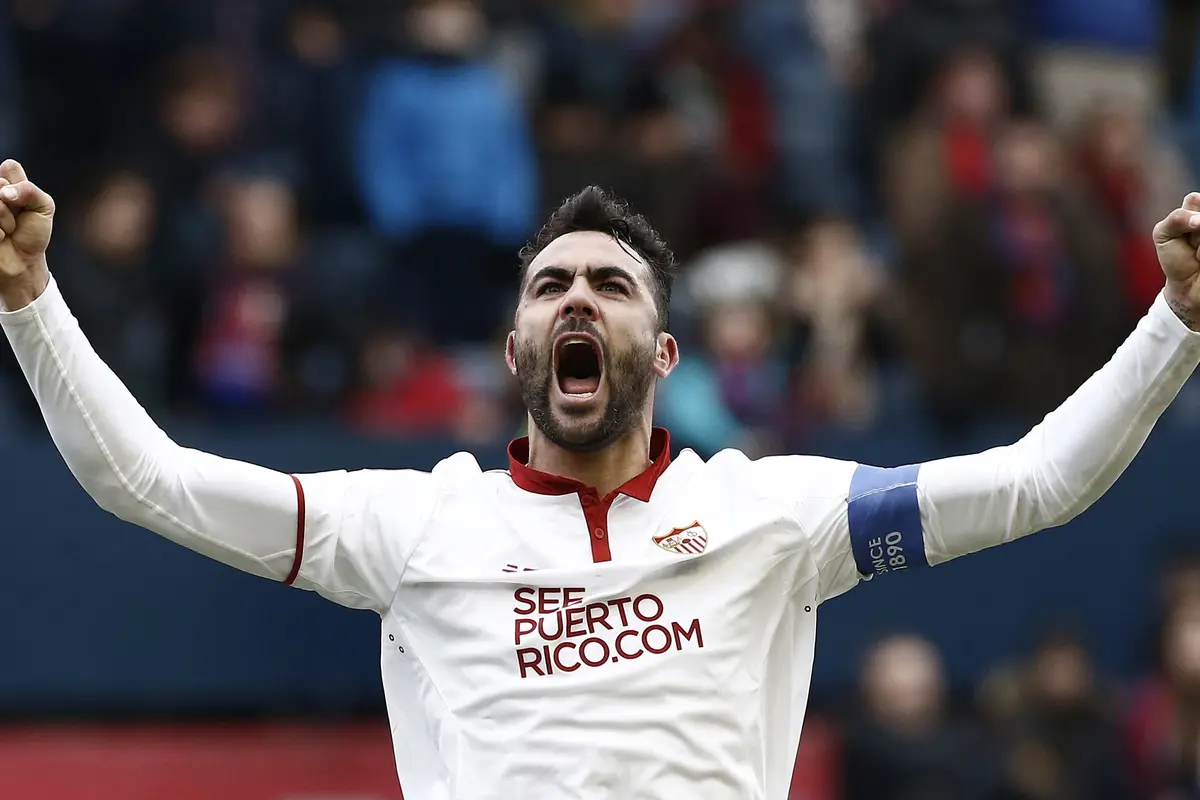 Vicente Iborra mencetak gol bagi Sevilla ke gawang Athletic Bilbao pada duel di Estadio Ramon Sanchez Pizjuan, Jumat (3/3/2017) dinihari WIB. 
