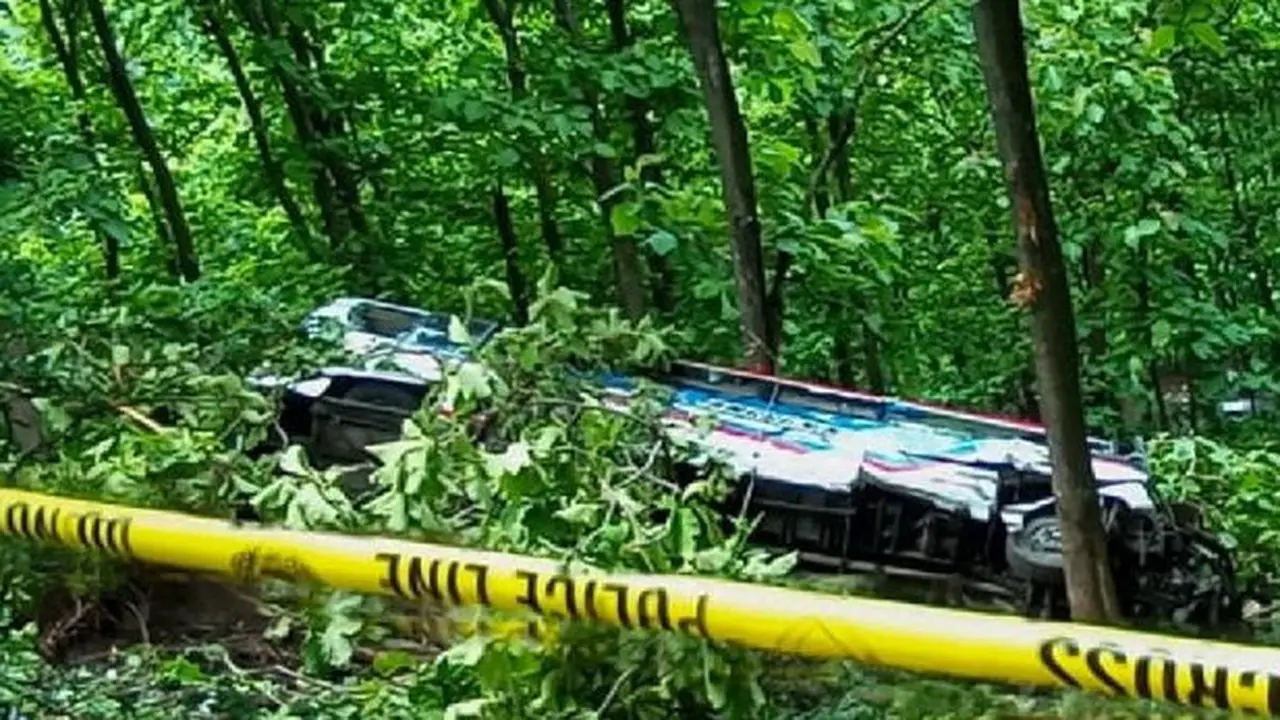 Bus terjun ke jurang di Situbondo, Jawa Timur.