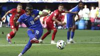 Striker Prancis, Kylian Mbappe, mencetak gol ke gawang Polandia via penalti pada matchday 3 fase grup Piala Eropa 2024 atau Euro 2024, Selasa (25/6/2024).&nbsp;(Friso Gentsch/dpa via AP)