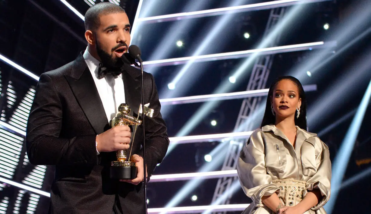 "Rihanna tahu bahwa Drake adalah seorang playboy da ia tak terkejut jika Drake miliki anak dari wanita yang tak terlalu ia kenal," ujar sumber. (AOL)