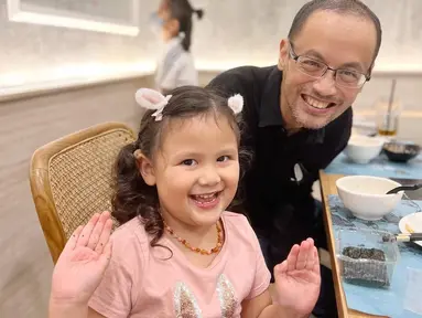 Sea saat makan bersama dengan Reza Gunawan. Keduanya terlihat sangat bahagia bisa bertemu. (Foto: Instagram/@mrssharena)