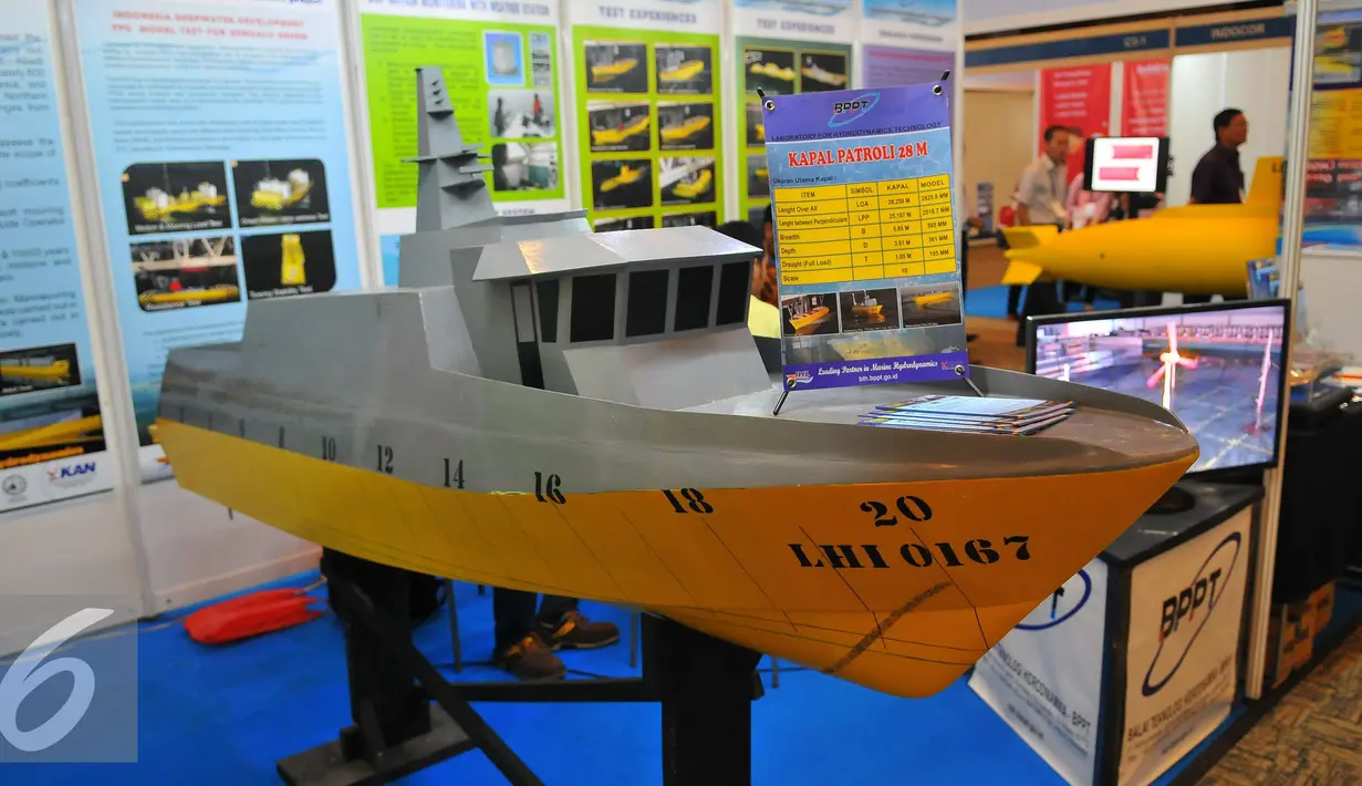 Sebuah miniatur kapal patroli dipajang saat pameran Maritec Indonesia 2016 di Jakarta International Expo, Jakarta, Rabu (23/11). Marintec Indonesia 2016 merupakan pameran industri perkapalan, pelabuhan dan lepas pantai. (Liputan6.com/Angga Yuniar)