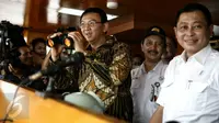 Gubernur DKI Jakarta, Basuki Tjahja Purnama (Ahok) saat berkunjung kedalam Kapal Perintis KM Sabuk Nusantara 46 bersama Menteri Perhubungan, Ignasius Jonan (kanan) Pelabuhan Sunda Kelapa, Jakarta Utara, Kamis (28/1). (Liputan6.com/Faizal Fanani)