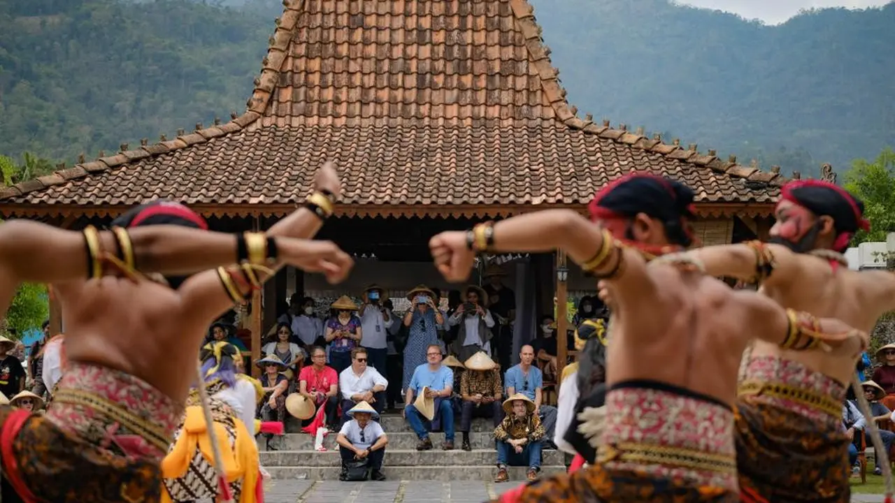 Pertemuan Sherpa ke-3 diakhiri dengan site visit mengunjungi situs Candi Borobudur, Balai Ekonomi Desa (Balkondes), dan situs Candi Mendut, pada Kamis (30/9/2022).  (Dok ekon.go.id)