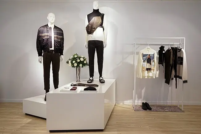 H&M menghadirkan sebuah koleksi yang bergaya sophisticated untuk wanita dan pria urban yang ingin tampil lebih trendi dan stylish.