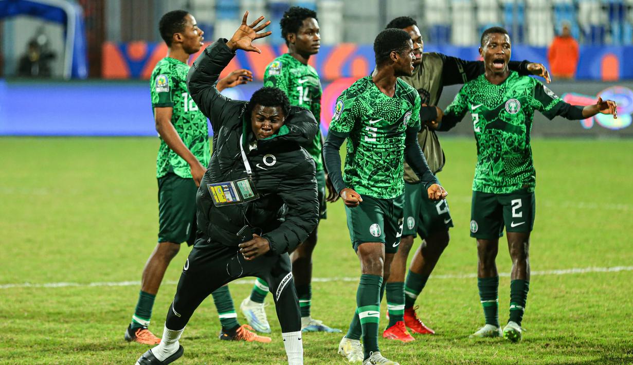 Para pemain Nigeria merayakan kemenangan atas Uganda pada laga babak perempatfinal Piala Afrika U-20 2023 di Suez Canal Stadium, Ismailia, Mesir (2/3/2023). Nigeria meraih tiket ke Piala Dunia U-20 2023 setelah sebelumnya lolos ke semifinal Piala Afrika U-20 2023 dengan mengalahkan Uganda 1-0 di babak perempatfinal. Setelah kalah 0-1 dari Gambia di laga semifinal, Nigeria akan menantang Tunisia dalam laga perebutan tempat ketiga pada 10 Maret 2023 mendatang. (CAF)