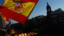 Warga mengibarkan bendera Spanyol dan Catalonia selama demonstrasi massal melawan deklarasi kemerdekaan Catalonia, di Barcelona, Spanyol, (29/10). Mereka menyerukan persatuan dan menolak deklarasi kemerdekaan Catalan. (AP Photo/Gonzalo Arroyo)