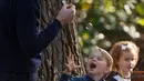 Keceriaan Pangeran George saat bermain pistol gelembung sabun dalam sebuah pesta untuk anak-anak di Government House di Victoria, British Columbia, Kanada, (29/9). (REUTERS/Chris Wattie)