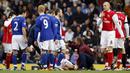 Pemain Arsenal, Eduardo da Silva mendapatkan cedera horor usai tekel keras dari pemain Birmingham City Martin Taylor pada 23 Februari 2008. (AFP/Adrian Dennis)